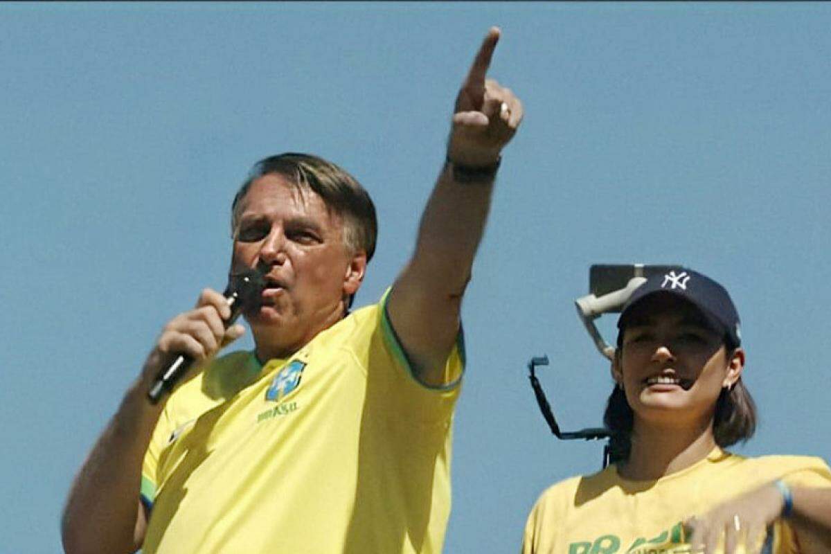 Bolsonaro e Michelle, durante ato em Copacabana, no Rio, neste domingo