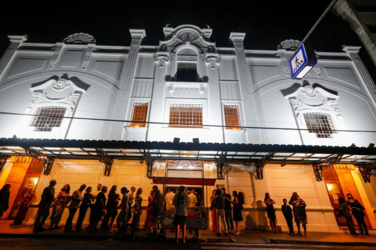 O Teatro fica na rua Barão de Jundiaí, 176 – Centro