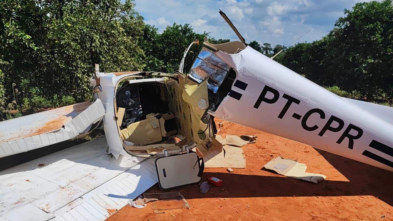 Avião destruído após pouso forçado