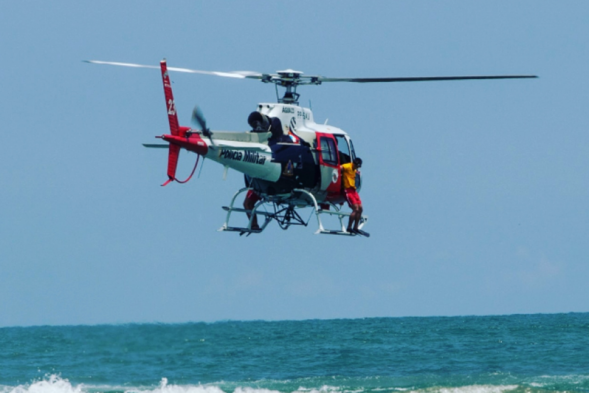 Helicóptero Águia da Polícia Militar em operação de salvamento