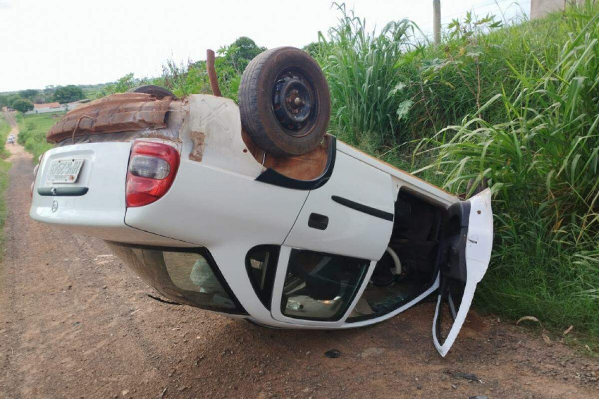 Ladrão capotou carro furtado em uma rodovia no município de Guzolândia 