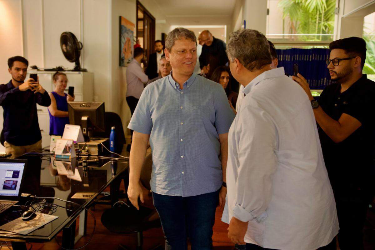 Governador Tarcísio de Freitas durante visita aos estúdios do GCN e da Rádio Difusora nesta quinta-feira