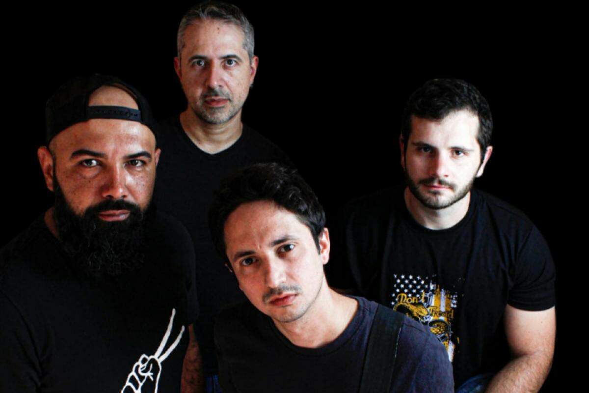  Auidohertz é formada pelos músicos Leandro Bessi (vocal e guitarra), Guilherme Grana (guitarra e voz), Nilson Trova (baixo) e Amarildo Maier (bateria)
