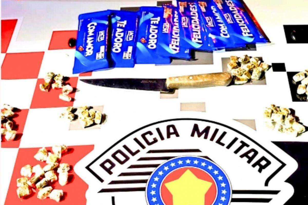 A faca, as drogas e os chocolates foram apreendidos pela polícia 