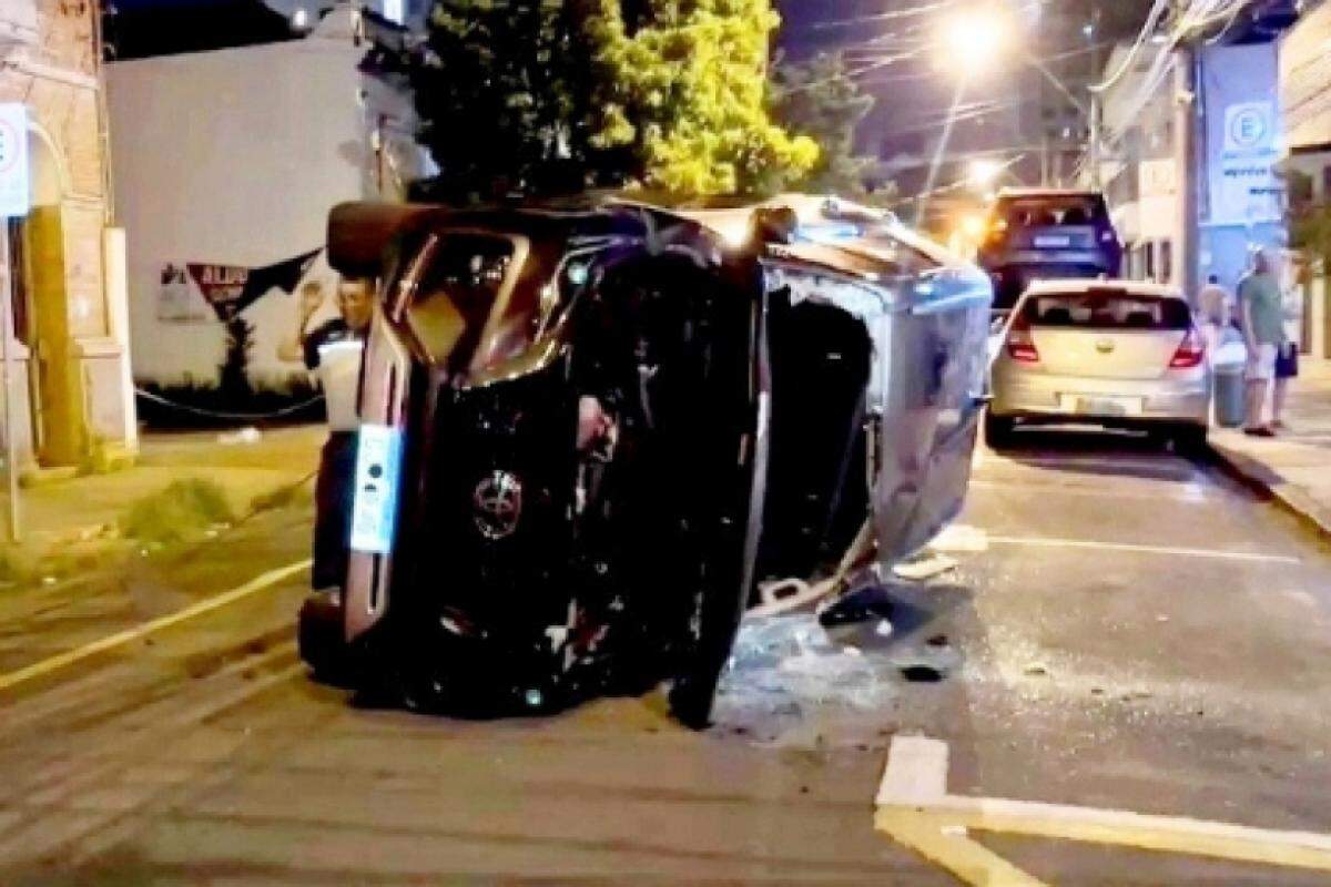 Com o impacto a Toyota SW4 capotou e interditou a rua Boa Morte 