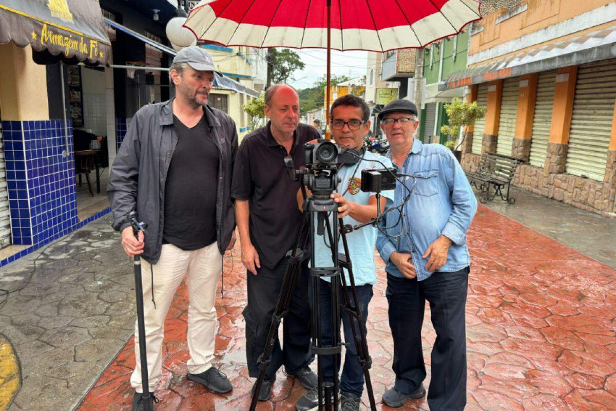 Parte da equipe do documentário sobre João Rural durante as gravações em Paraibuna