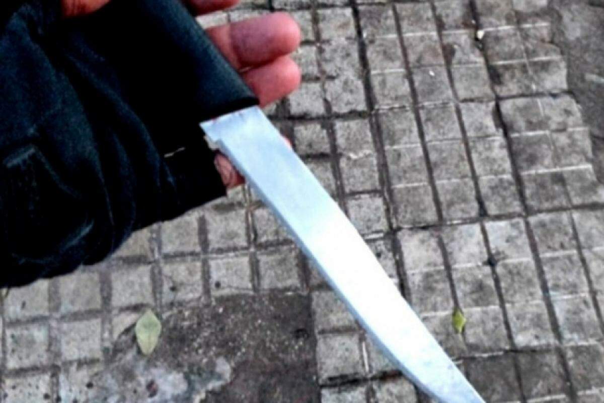 A faca foi apreendida pelos guardas 