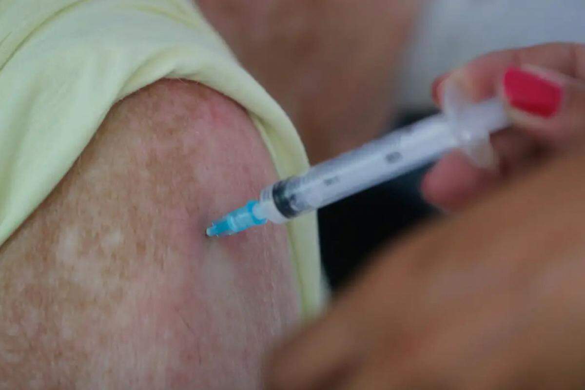 Em março, governo enviou metade da remessa de vacinas ao município