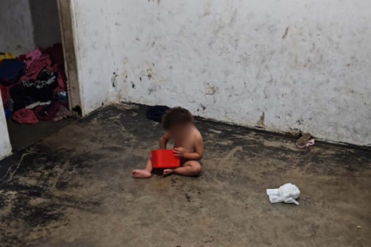 Crianças estavam sem roupa e com fome, de acordo com a polícia 