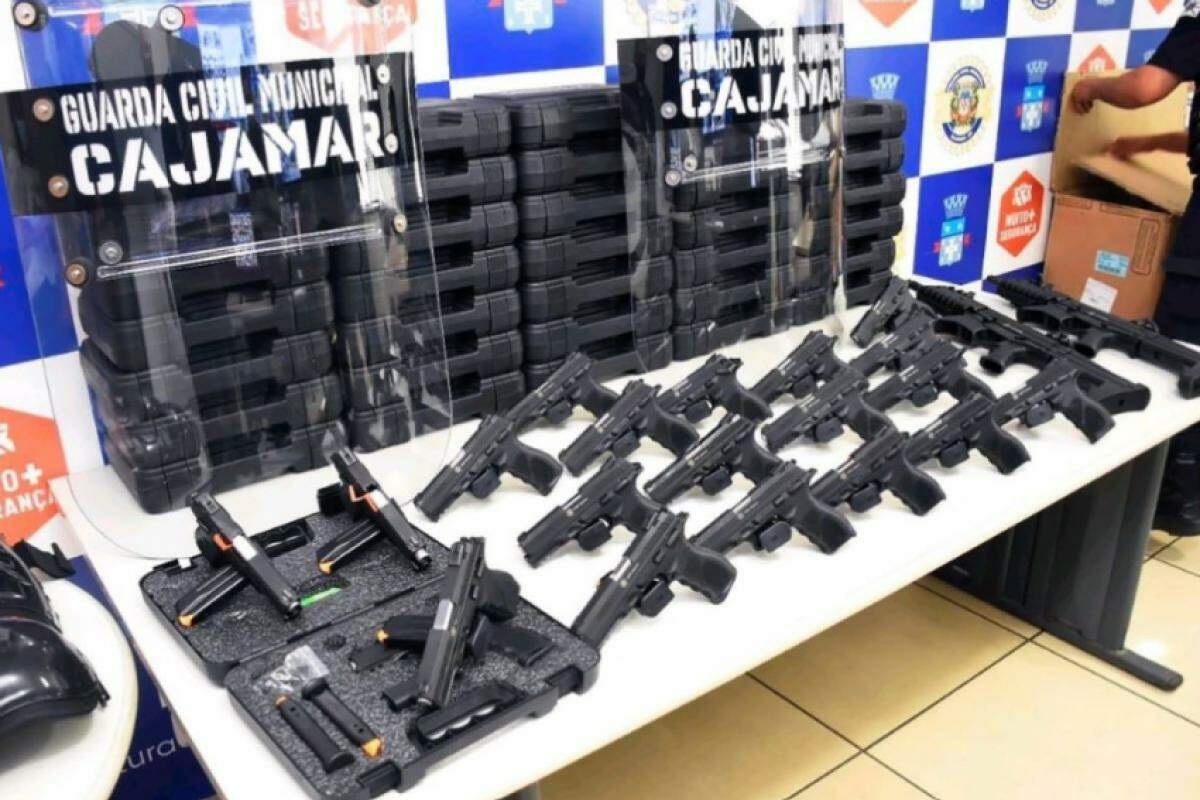 A Prefeitura de Cajamar afirma que afastou imediatamente os agentes envolvidos na guarda e vigilância das armas e divulgou imagens das armas que teriam sumido