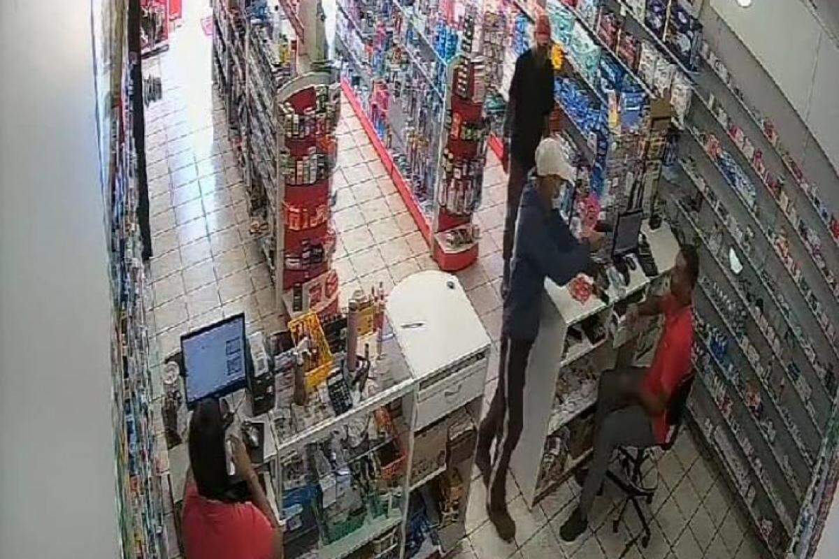Câmeras registram o momento em que os ladrões rendem os funcionários