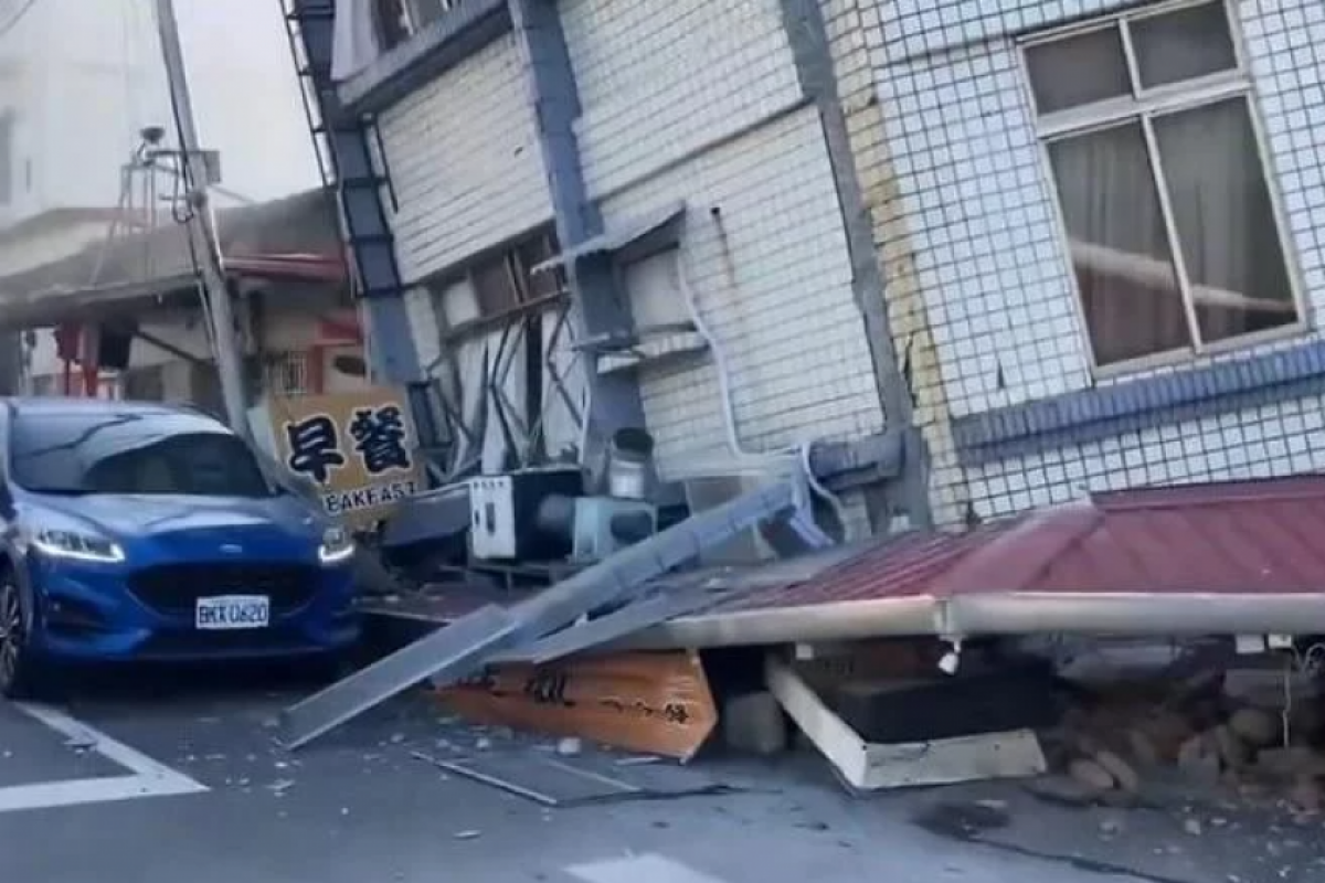 Imagens publicadas nas redes sociais mostram prédios destruídos após tremor de terra