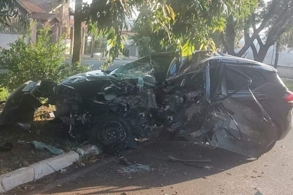 Veículo ficou destruído após colisão na av. Zezinho Magalhães