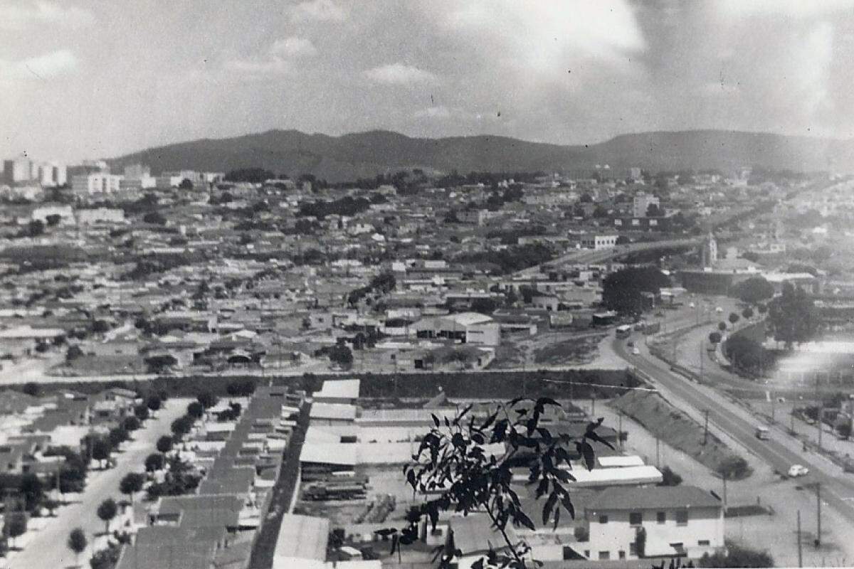 Foto de março de 1978 que mostra a ponte sobre o Rio Jundiaí, a Vila Rio Branco e a Estrada para Itatiba