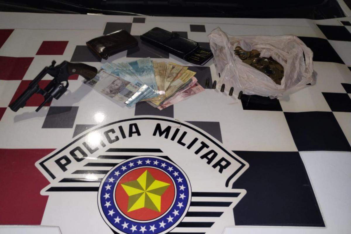 Arma e objetos apreendidos pela polícia