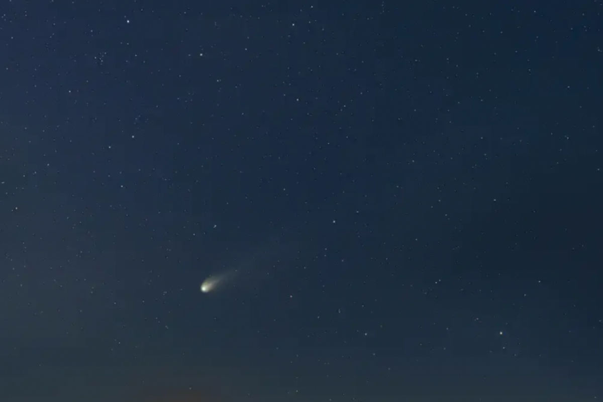 Os observadores deverão olhar para o horizonte oeste, na mesma direção do pôr do sol, para ver o cometa