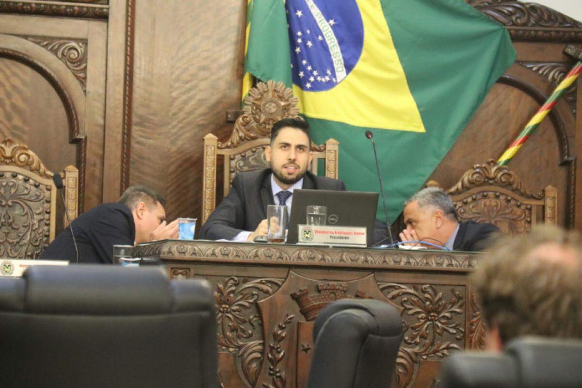 Presidente da Câmara Júnior Rodrigues (PSD); à esquerda Markinho Souza (MDB), primeiro secretário e à direita Miltinho Sardin (PSD), segundo secretário