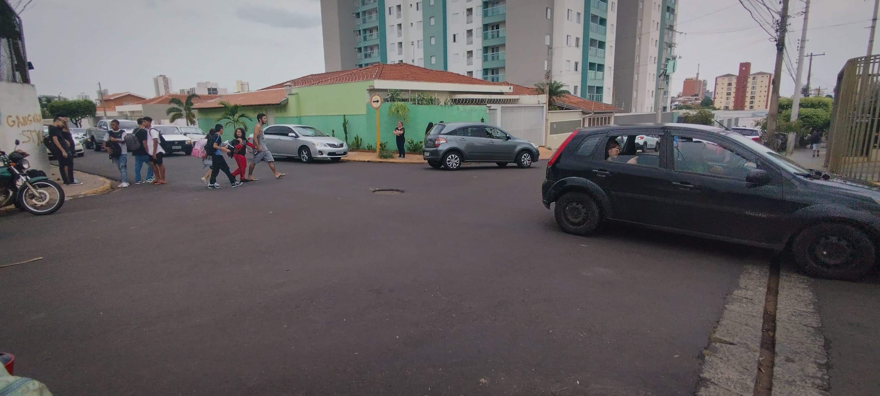 Cruzamento entre a rua Antônio dos Reis e a Capitão João Antônio, não existe qualquer sinalização de solo para pedestres (Foto: Mateus Ferreira/JC)