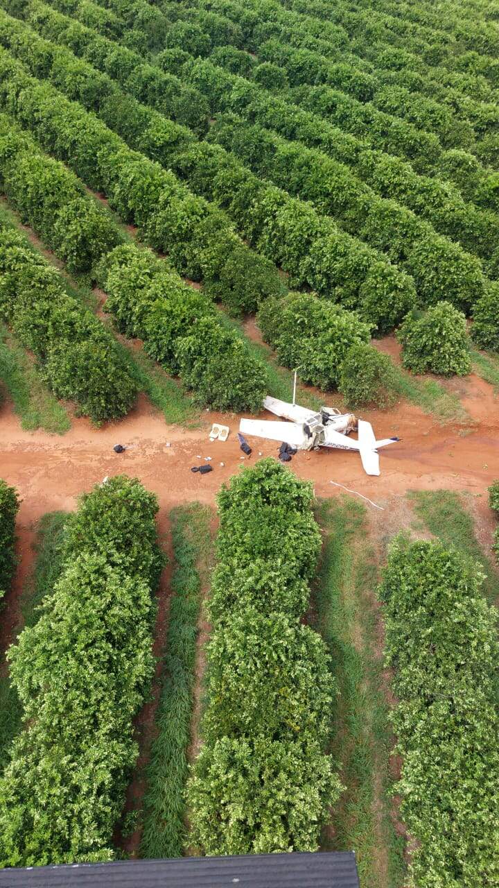 Avião fez pouso forçado  em uma pista de terra