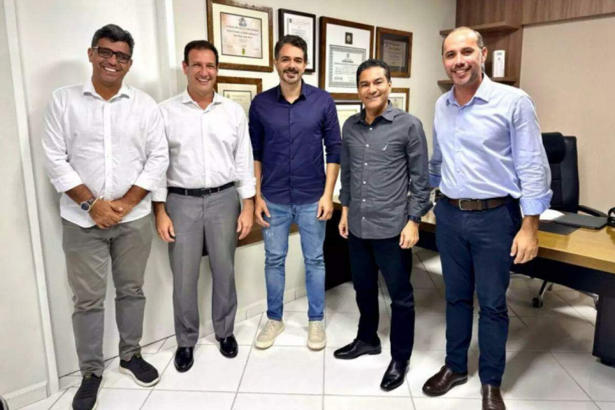Ortiz Junior, ao centro, entre Roberto Carneiro e Marcos Pereira, na reunião de março