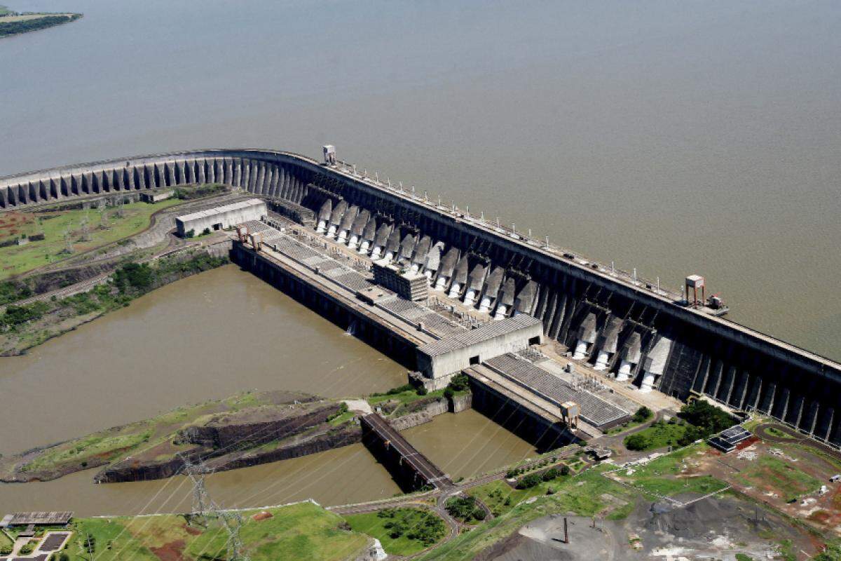 A Barragem de Itaipu no rio Paraná, entre o Brasil e o Paraguai