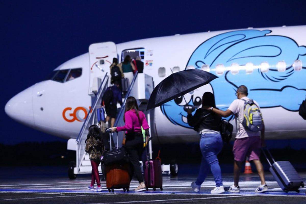 Passageiros embarcam para o Rio de Janeiro em voo direto a partir do aeroporto de São José dos Campos