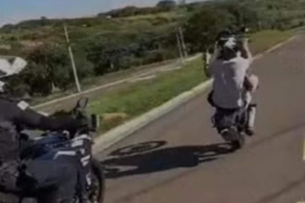 Motociclista empina a moto na frente da Guarda Municipal 