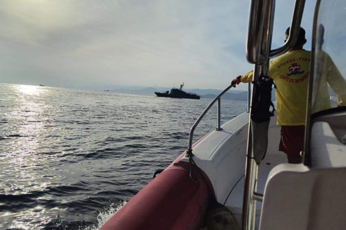Navio da Marinha auxiliar nas buscas pelos turistas desaparecidos em Ilhabela