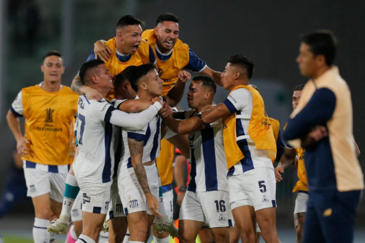 Os jogadores do Talleres comemoram gol contra o São Paulo: time tricolor começa mal a Libertadores