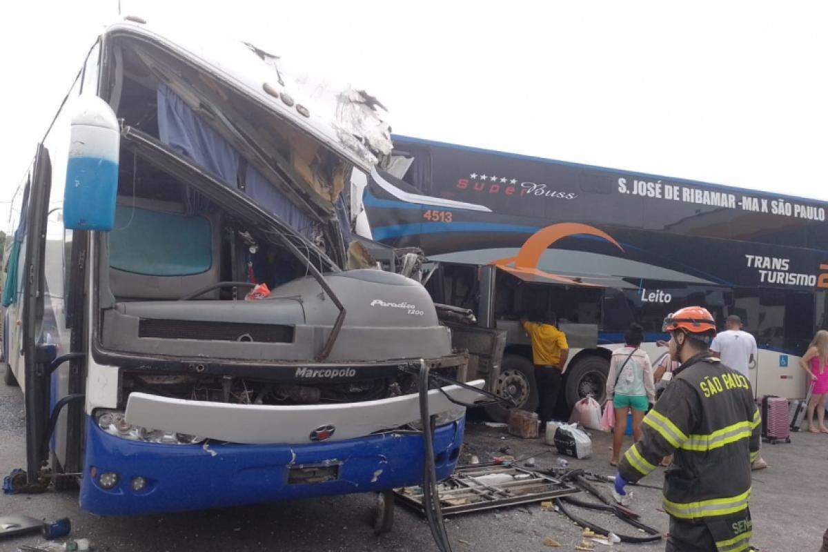 Pelo menos 14 passageiros ficaram feridos