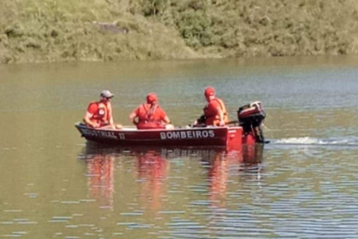 Bombeiros fazem busca na represa