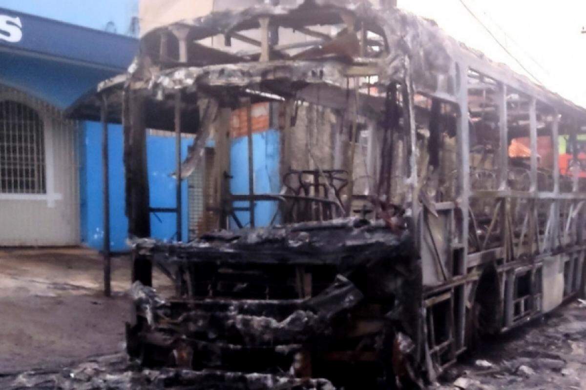 O ônibus foi totalmente destruído pelo incêndio  