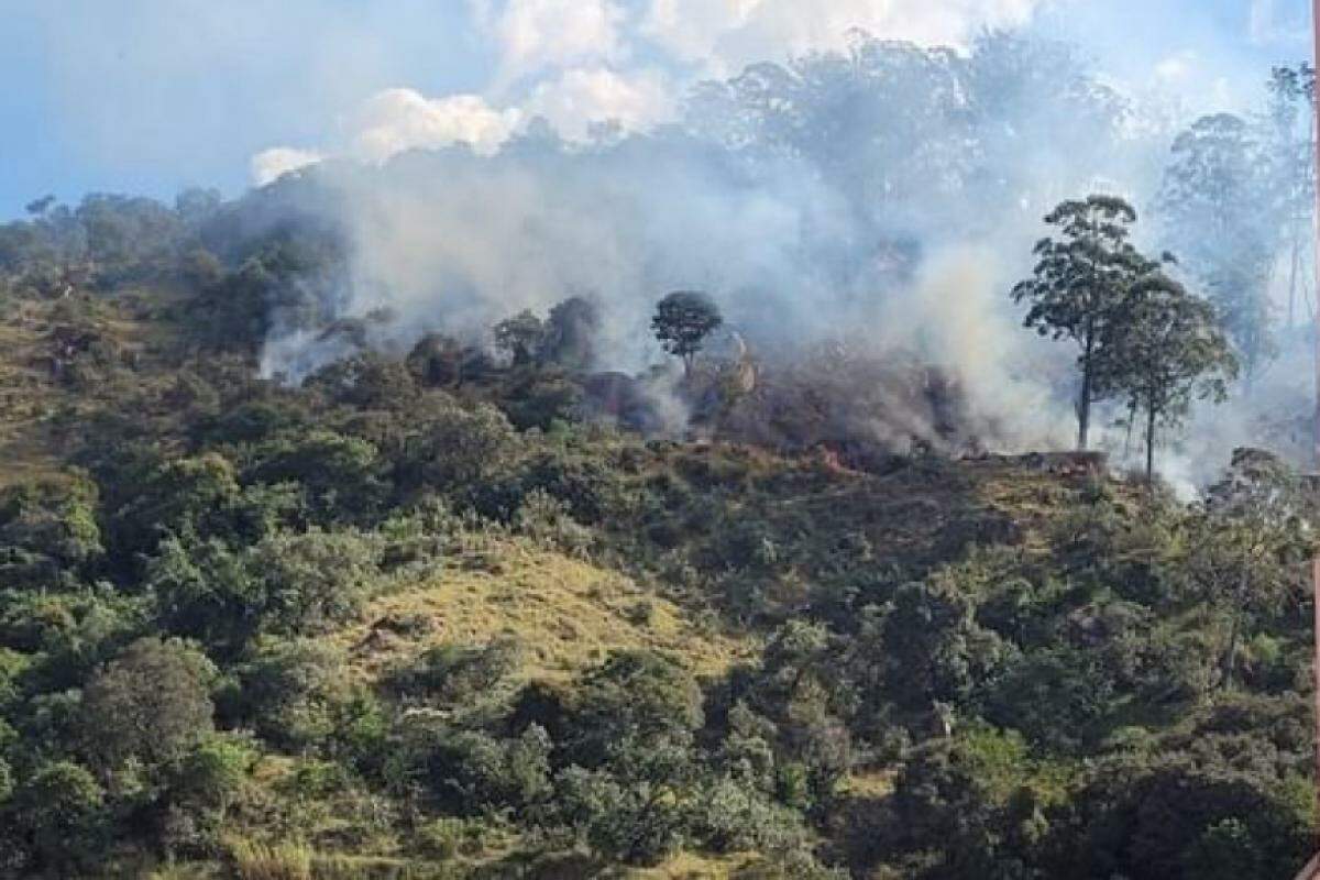 Área de vegetação no Morro da Baleia queima desde a última sexta-feira (26)