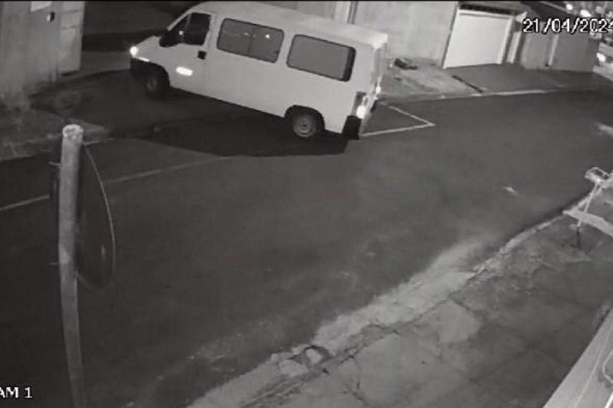 Imagem mostra o momento em que os ladrões entram com uma van pelo portão dos fundos