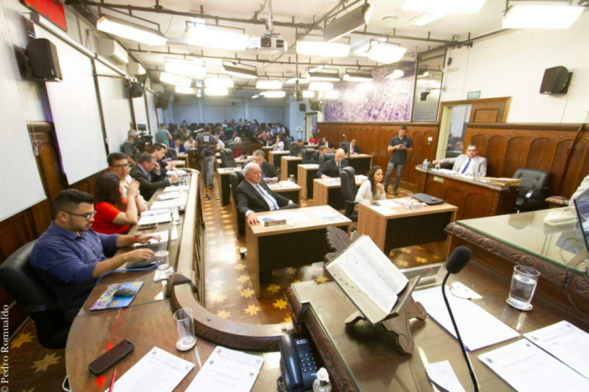 Vereadores durante a sessão desta segunda-feira (1); pauta continua travada a PLs do governo