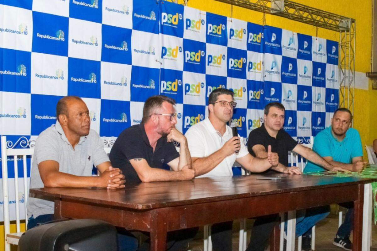Rafael Lima (ao centro, com microfone) durante evento de lançamento da pré-candidatura
