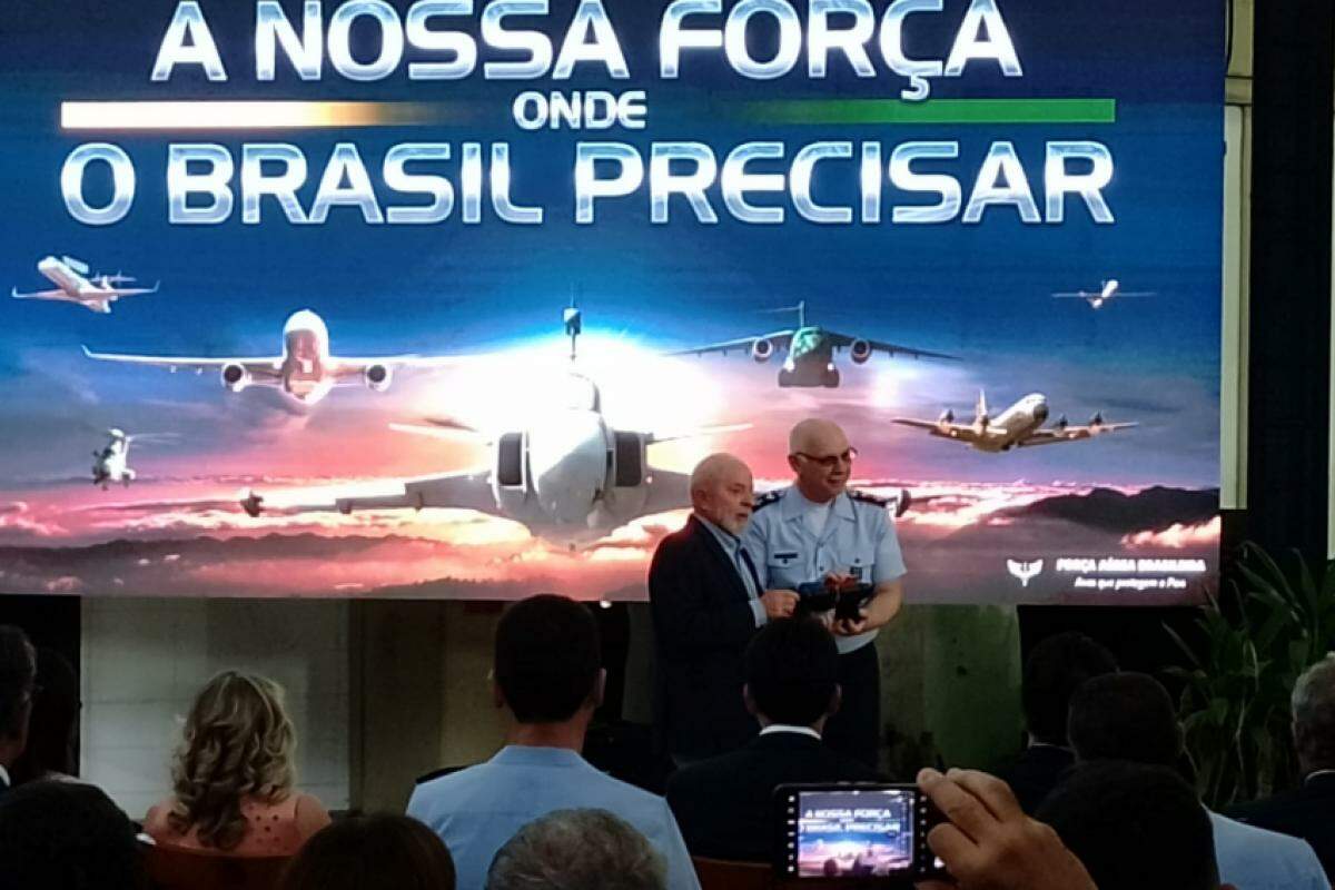 Lula recebe presente do comandante da Aeronáutica