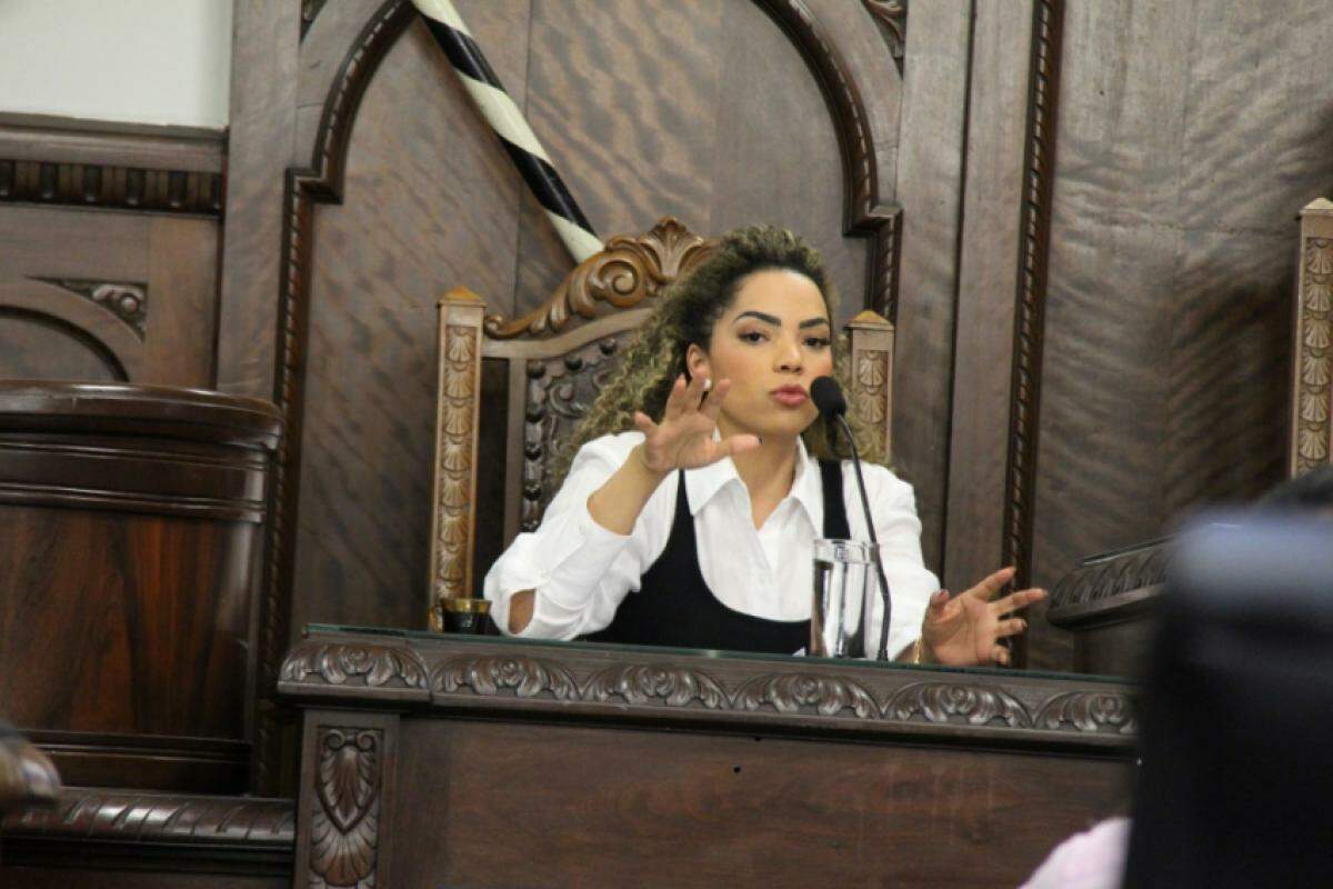 A prefeita Suéllen Rosim (PSD) durante audiência na Câmara; ela vetou reajuste