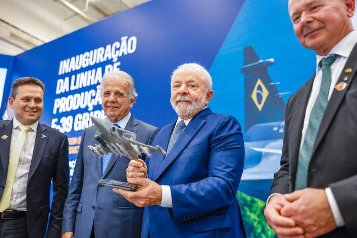 Lula em evento na fábrica da Embraer em Gavião Peixoto