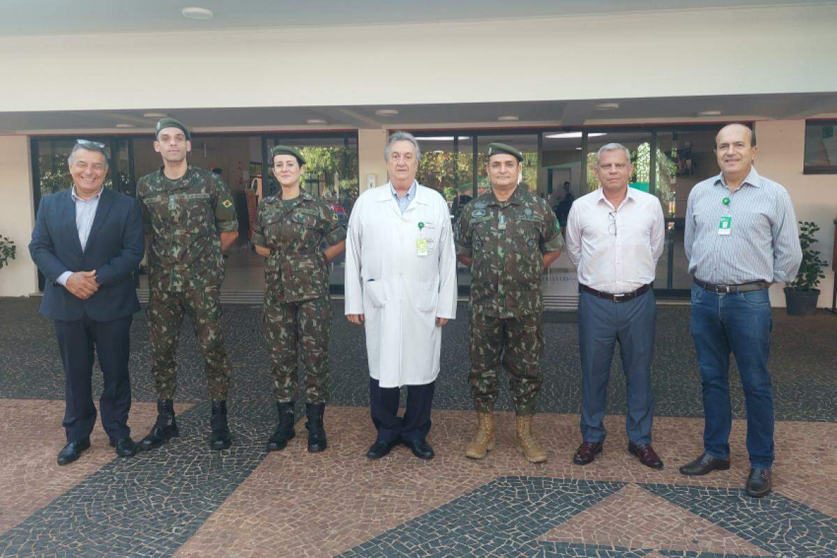 A equipe do exército em visita ao hospital Unimed