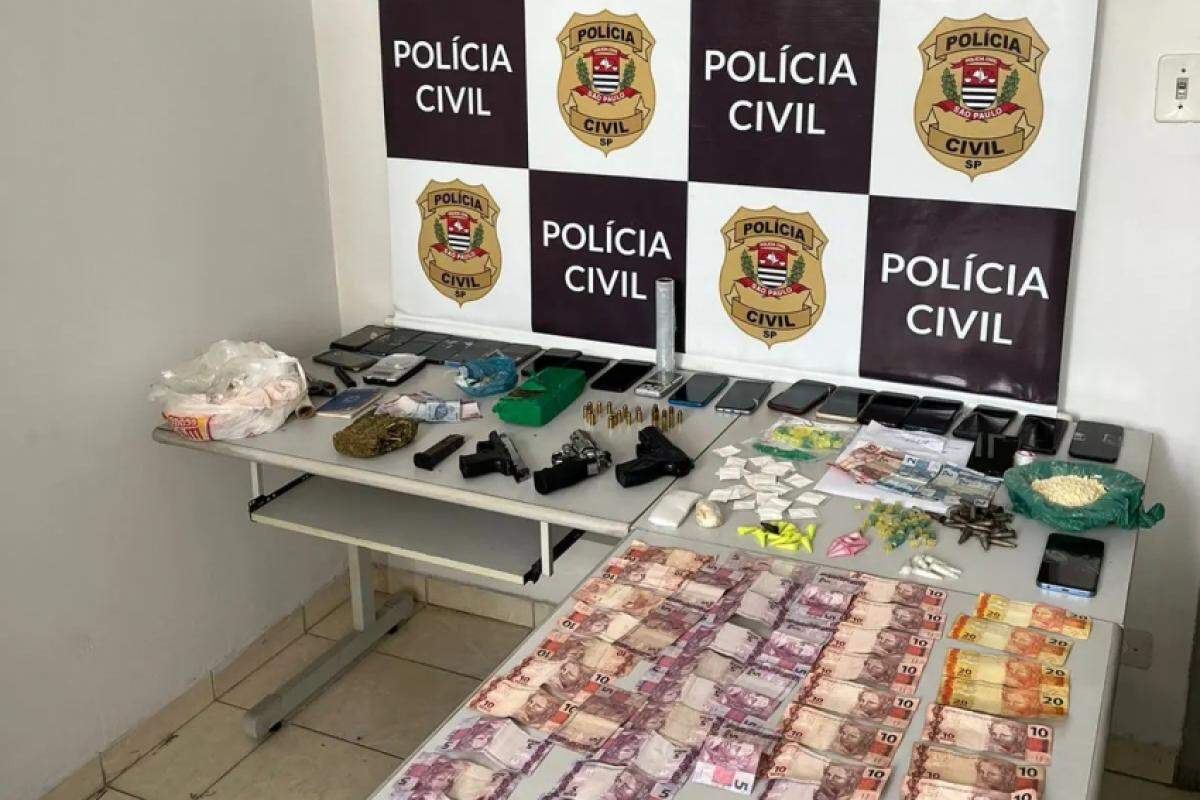 Drogas, objetos e dinheiro apreendidos na operação