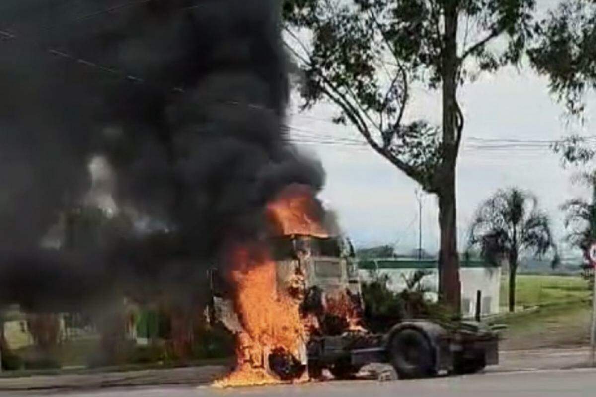 Imagem do caminhão em chamas 