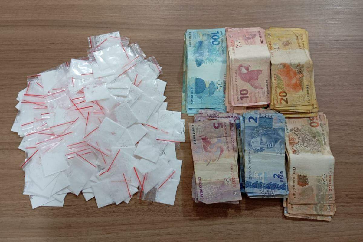 Cerca de duzentas porções de cocaína e mais de R$ 4 mil em notas diversas foram apreendidos