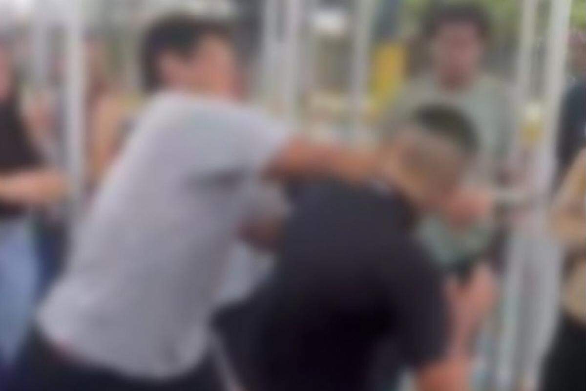 Briga de alunos foi registrada pela câmera de um celular 