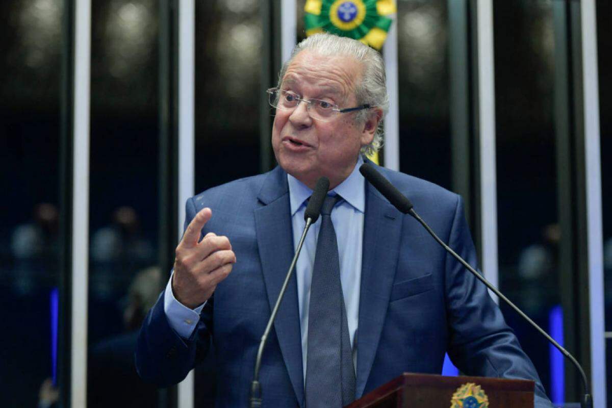 O ex-ministro José Dirceu discursa durante sessão especial em celebração à democracia no Congresso Nacional 