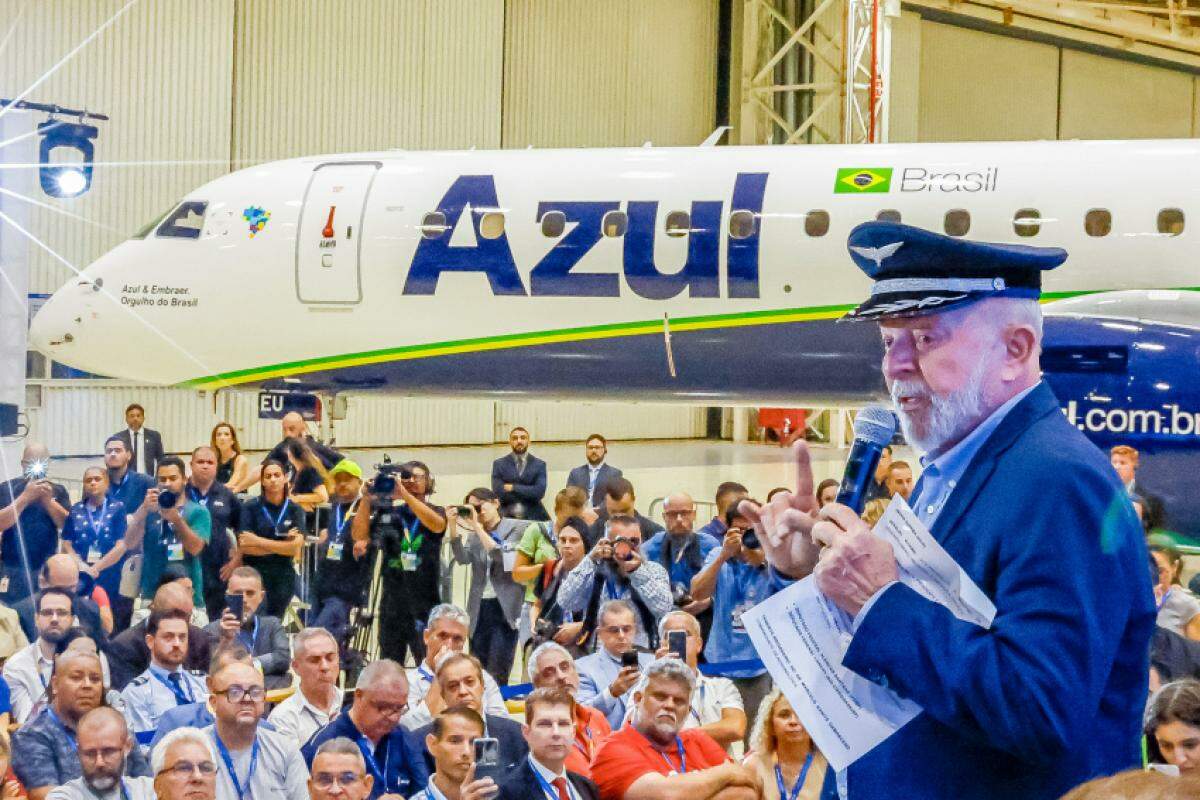 Lula discursa durante cerimônia na Embraer, em São José