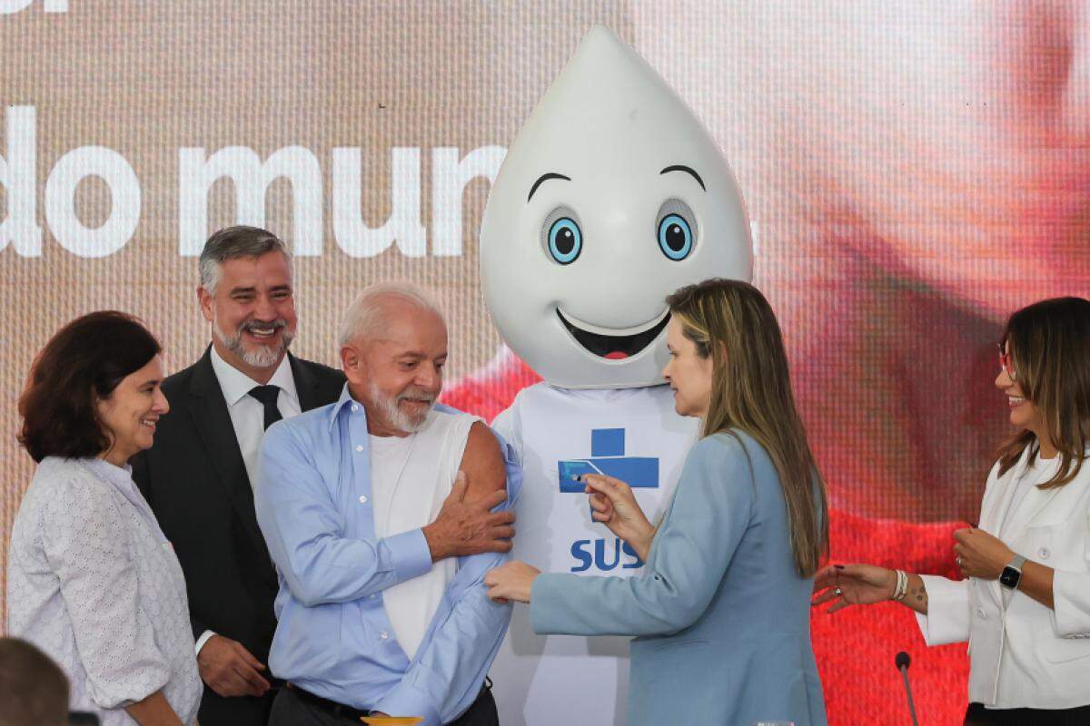 O presidente Lula foi vacinado contra a gripe no Palácio do Planalto, nesta segunda-feira