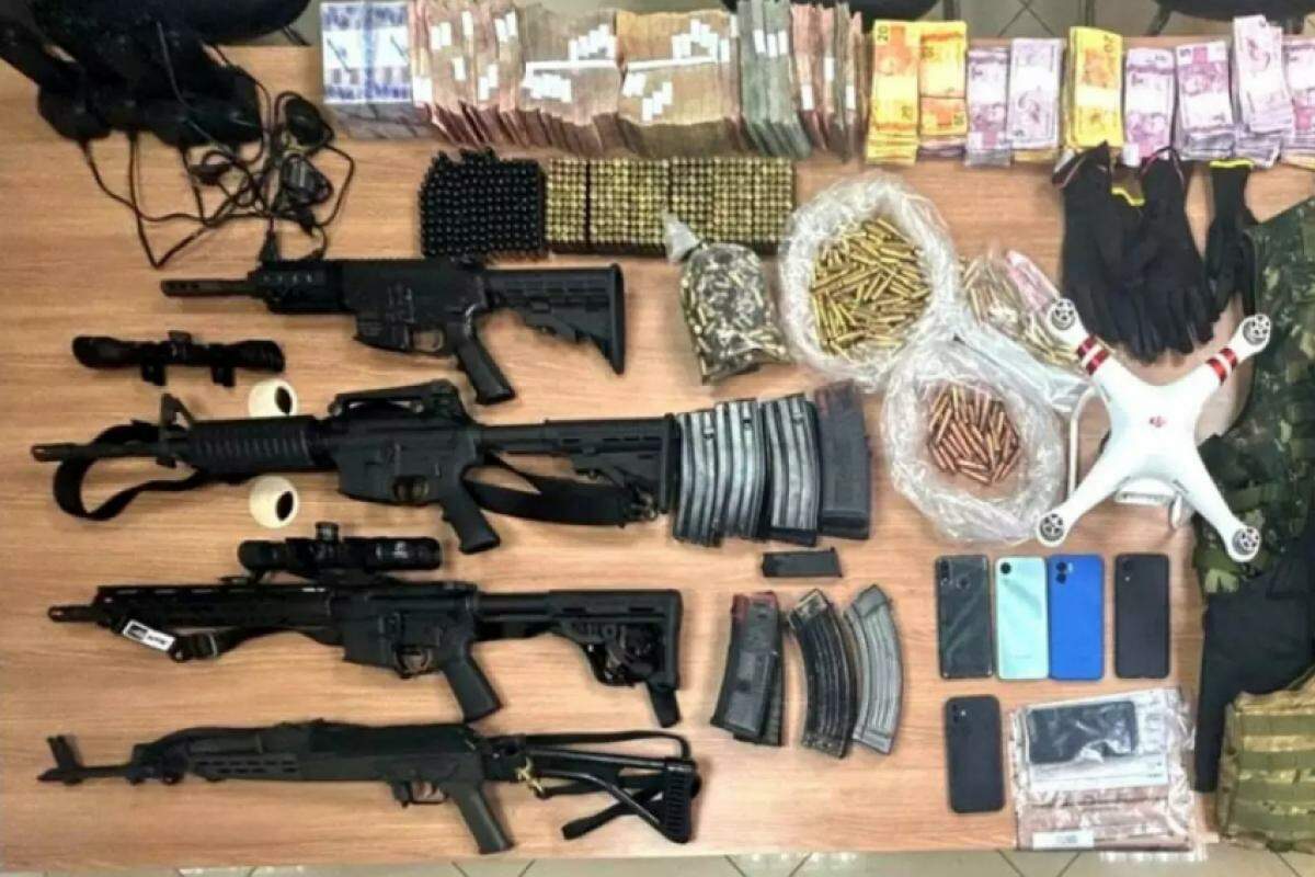 Na casa de um dos bandidos, foram encontradas armas, munições e dinheiro
