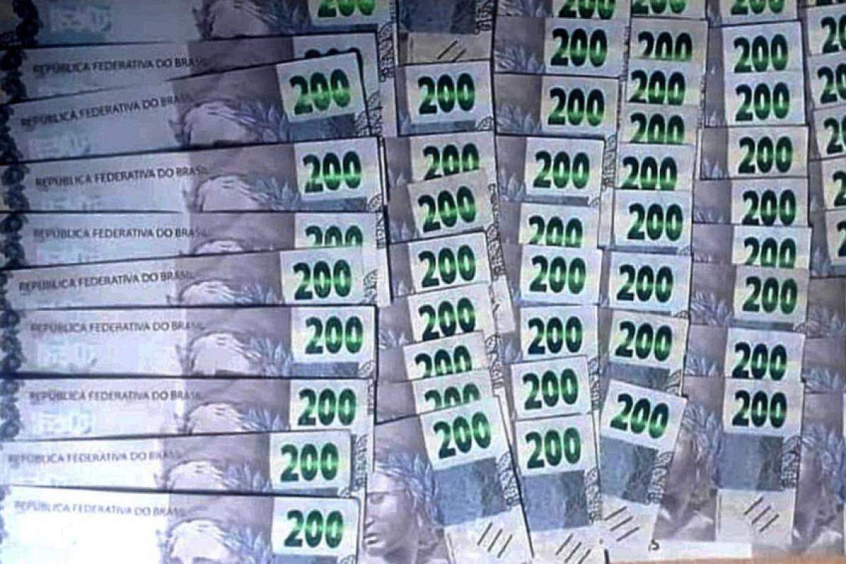 A quantia de R$ 12 mil foi dividida em em notas de R$ 200 