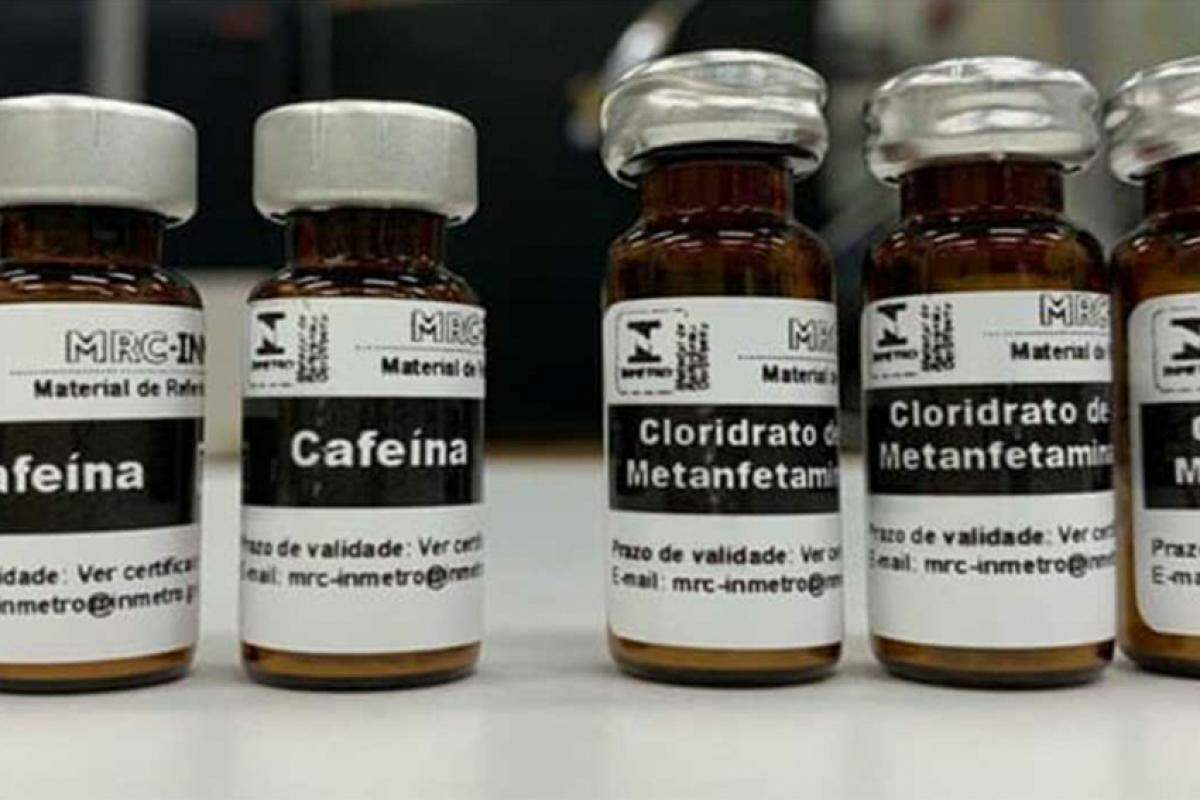 Por ter ação estimulante, traficantes adicionam cafeína à cocaína para aumentar quantidade produzida; já a metanfetamina é encontrada em comprimidos de ecstasy